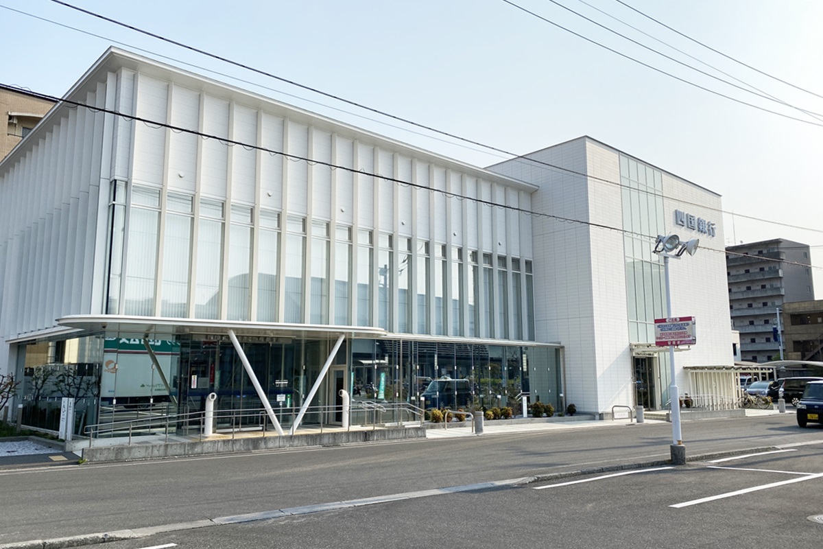 高知駅裏の四国銀行